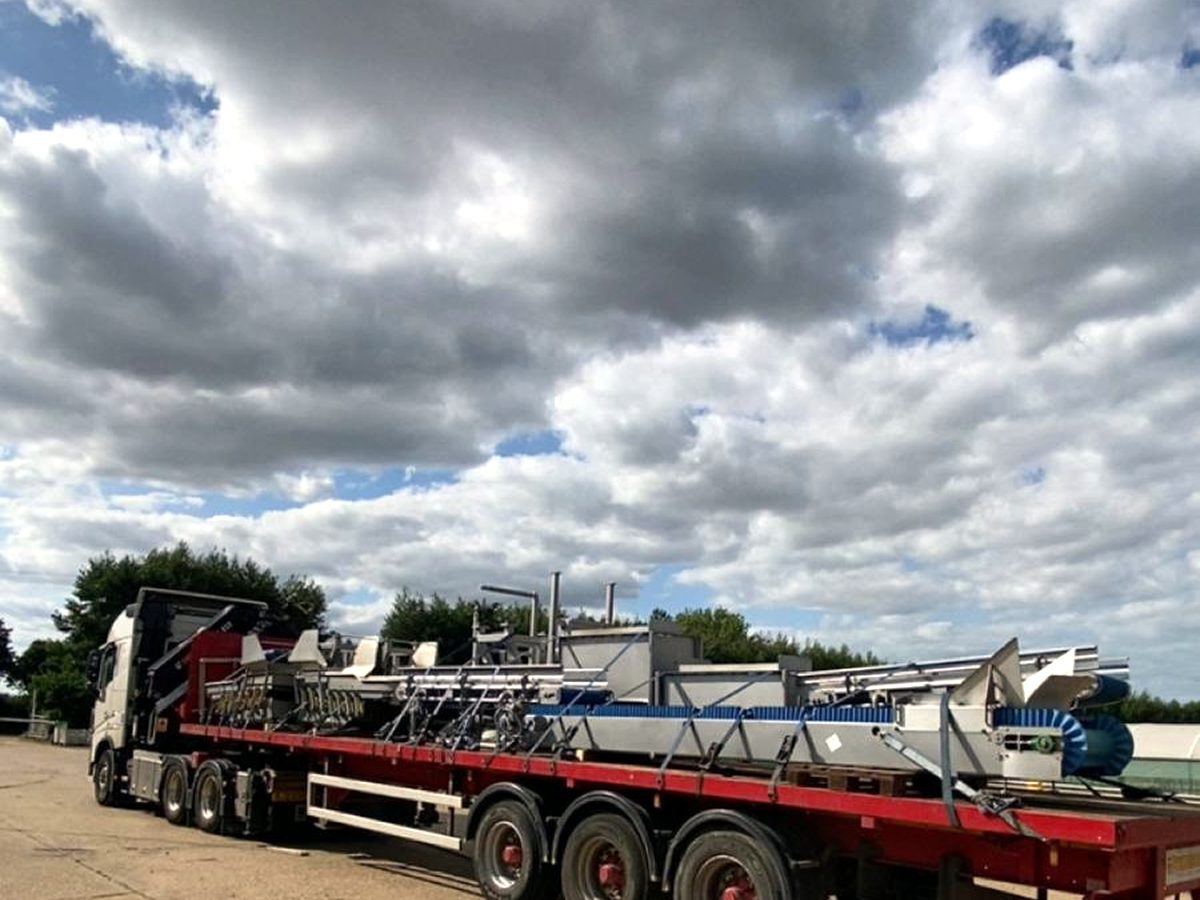 AC Lifting low-loader with empty deck, prepared for the next heavy load.